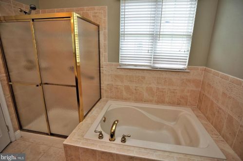 6 Hummingbird Dr, Trenton NJ  08690-3557 exterior