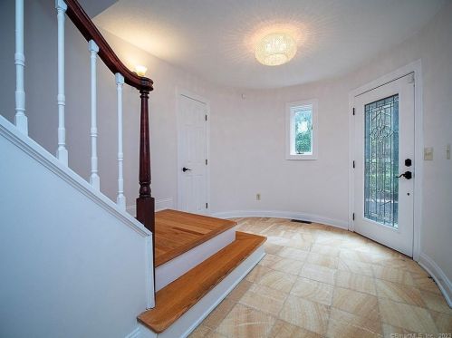 41 Blue Trail Dr, Waterbury, CT 06705-2504
