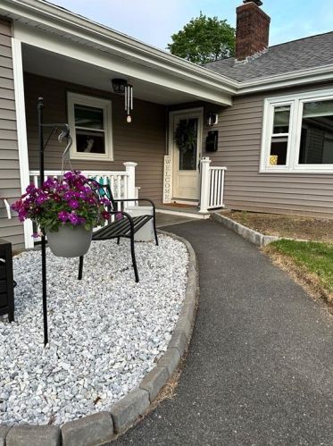 20 Honeysuckle Rd, Warwick, RI 02888-5527