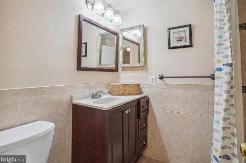 10008 Chestnut Wood Ln, Springfield VA  22015-2701 exterior