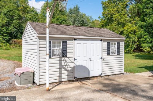 365 Big Oak Dr, Shepherdstown WV 25443-4598 exterior