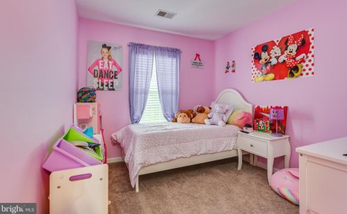 33 Holmes Dr, Charles Town WV 25414-4412 exterior