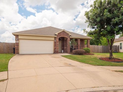 9008 Beacon Ct, Fort Worth, TX 76140-5176