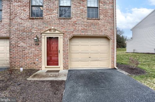 192 Crown Pointe Dr, York, PA 17402-7808