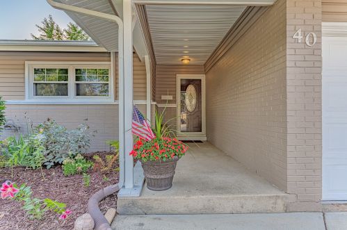40 Evergreen St, Elk Grove Vlg, IL 60007-1410