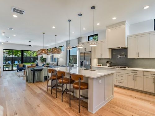 6001 Eureka Dr, Austin TX  78745-2962 exterior