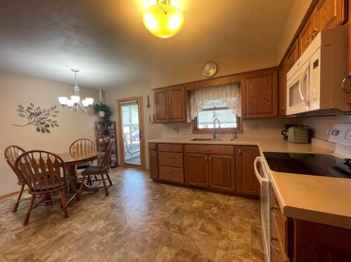 906 Cedar Dr, La Crescent, MN 55947-1628
