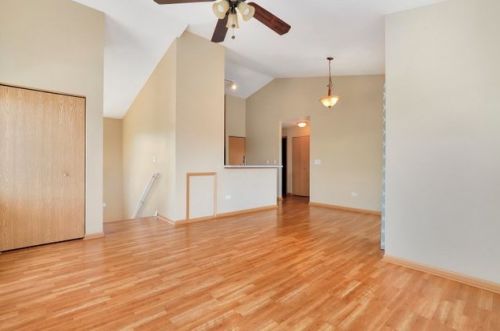 1017 Silverstone Dr, Carpentersville, IL 60110-1185