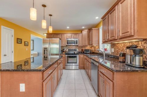68 Lawrence Corner Rd, Pelham, NH 03076-2117