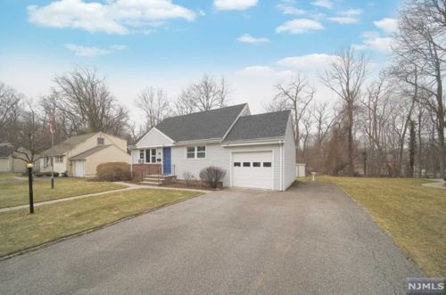 178 Trotta Dr, N Milford, NJ 07646-3118