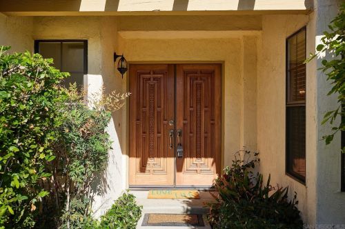 2040 Sonora Ct, Vista, CA 92081-8946