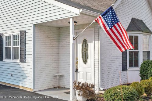 4 Edgeware Close, East Freehold, NJ 07728-3823
