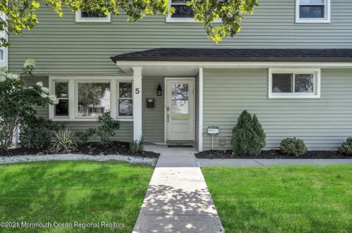 5 Coach Dr, Hazlet, NJ 07730-1805