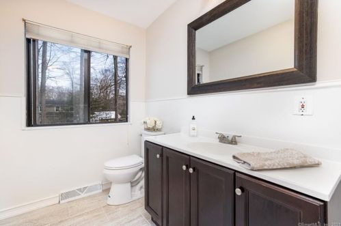 28 Bonita Dr, Huntington CT  06484-5106 exterior