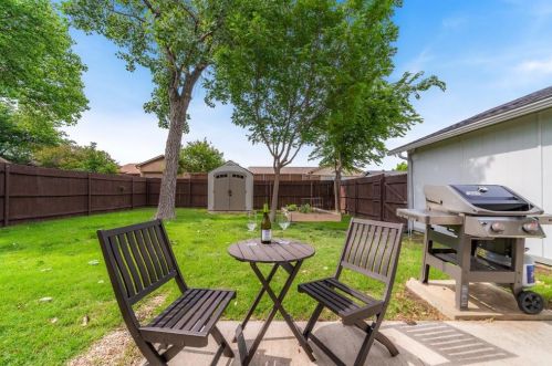 2116 Rockwood Dr, Carrollton TX 75007-5723 exterior