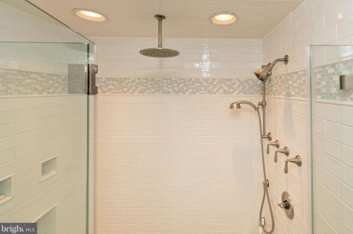 561 Crystal Lake Ave, Tavistock NJ 08033-2748 exterior