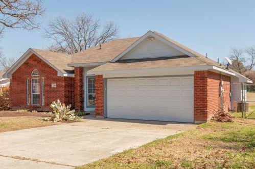 2609 Carten St, Fort Worth, TX 76112-5806