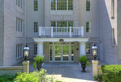 2 Homestead Ln, Greenwich CT 06831-5003 exterior