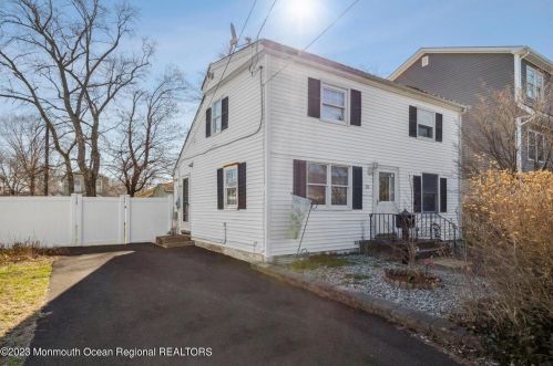 26 Bay Ave, Middletown, NJ 07748-5711