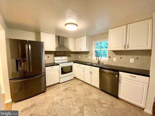 5705 Walnut Wood Ln, Springfield VA  22015-2710 exterior