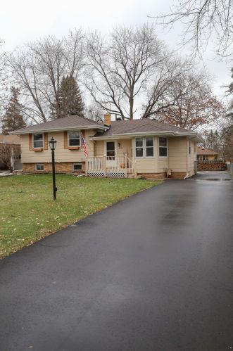 1944 Greenbrier St, Saint Paul MN  55117-2214 exterior