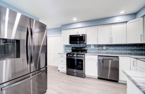 8816 Windy Hill Ct, Hobart, IN 46342-7032