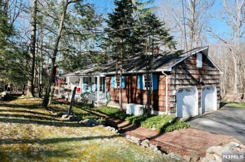 15 Rambling Brook Rd, Upper Saddle River, NJ 07458-1110