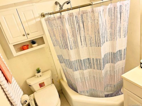 445 Seaside Ave, Honolulu HI  96815-2640 exterior