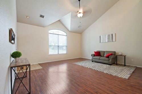 728 Sampson, Uhland TX  78640-5789 exterior