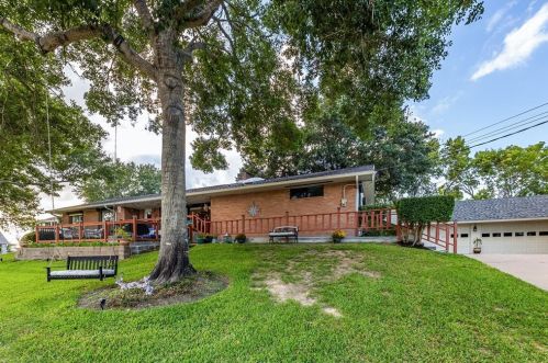 702 Timber Cv Dr, Taylor Lake Village TX 77586-4617 exterior