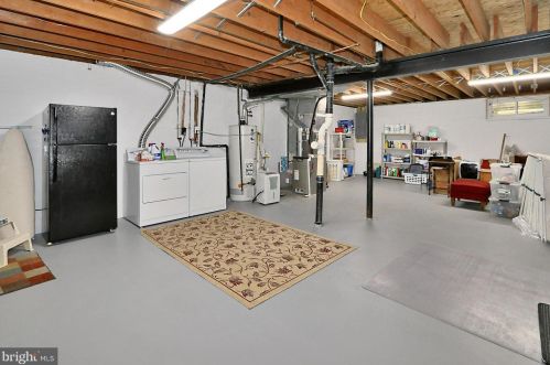 9271 Sprucewood Rd, Springfield VA  22015-3559 exterior