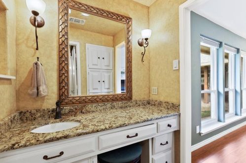 1932 Chesham Dr, Carrollton TX 75007-2403 exterior