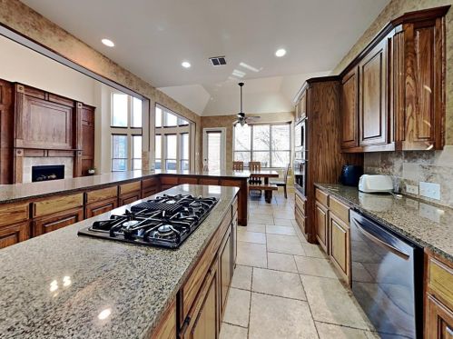 2637 Creekway Dr, Carrollton TX  75010-4228 exterior