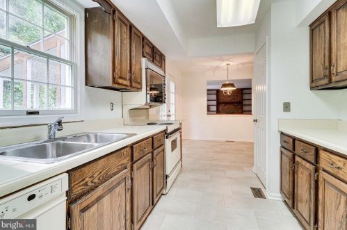 5901 Oakland Park Dr, Springfield VA  22015-2442 exterior