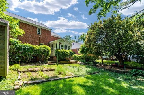 1517 Forest Glen Rd, Silver Spring MD 20910-1122 exterior