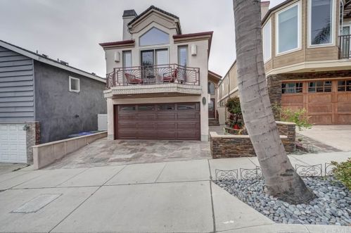 517 12th St, Manhattan Beach, CA 90266-4825