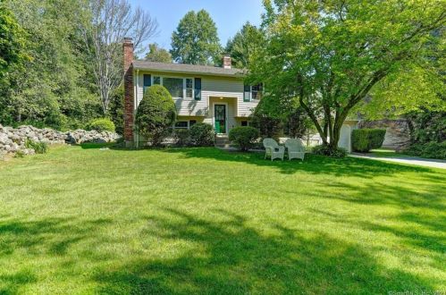 75 Iron St, Gales Ferry, CT 06339-1568