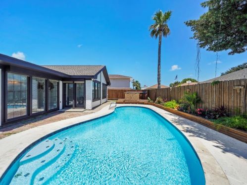 2506 Bluebonnet Ct, Galveston, TX 77551-1810