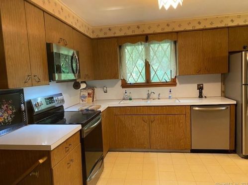372 Celia Dr, Waterbury, CT 06705-3152