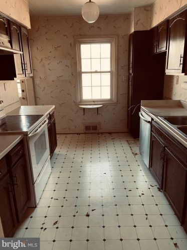 1811 Briggs Chaney Rd, Silver Spring MD 20905-4511 exterior