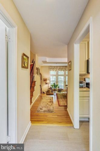 1537 Chatham Colony Ct, Herndon, VA 20190-4204