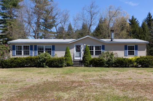 13 Danville Rd, Plaistow, NH 03865-2719