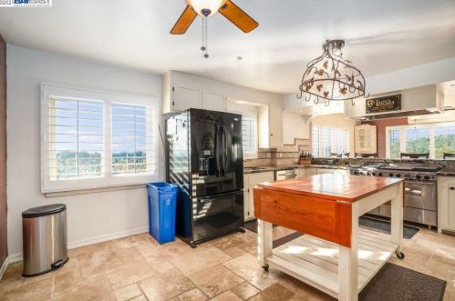 1301 Juana Ave, San Leandro CA  94577-5044 exterior