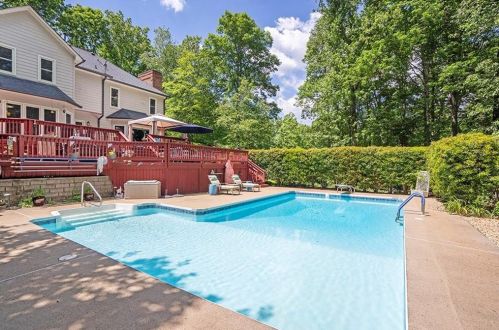 404 Crabapple Springs Ct, Holly Springs, GA 30188-2144