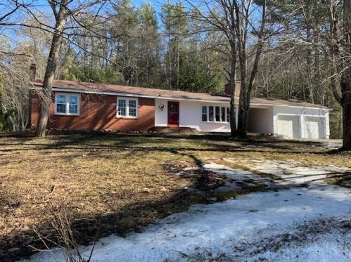 57 Leighton Brook Dr, Chichester, NH 03234-4528
