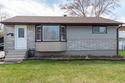 1828 Apache Rd, Waukegan, IL 60087-4677