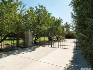 2454 Scenic Dr, Modesto, CA 95355-4506