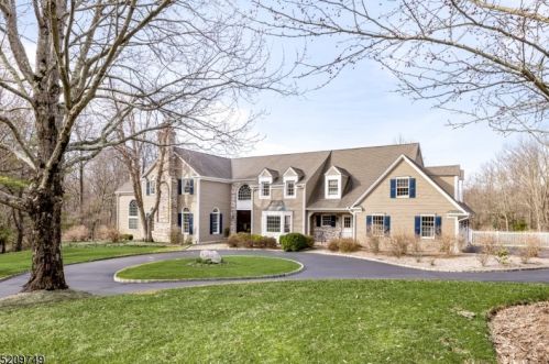 2 Beacon Hill Dr, Chester, NJ 07930-3000
