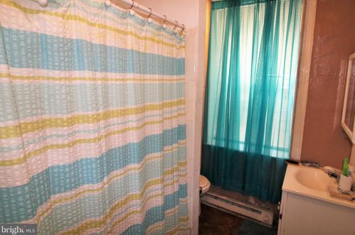 704 Chelten Ave, Philadelphia PA  19126-3712 exterior