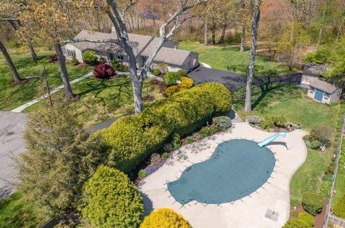 1 Twin Oak Dr, Warwick, RI 02889-1213